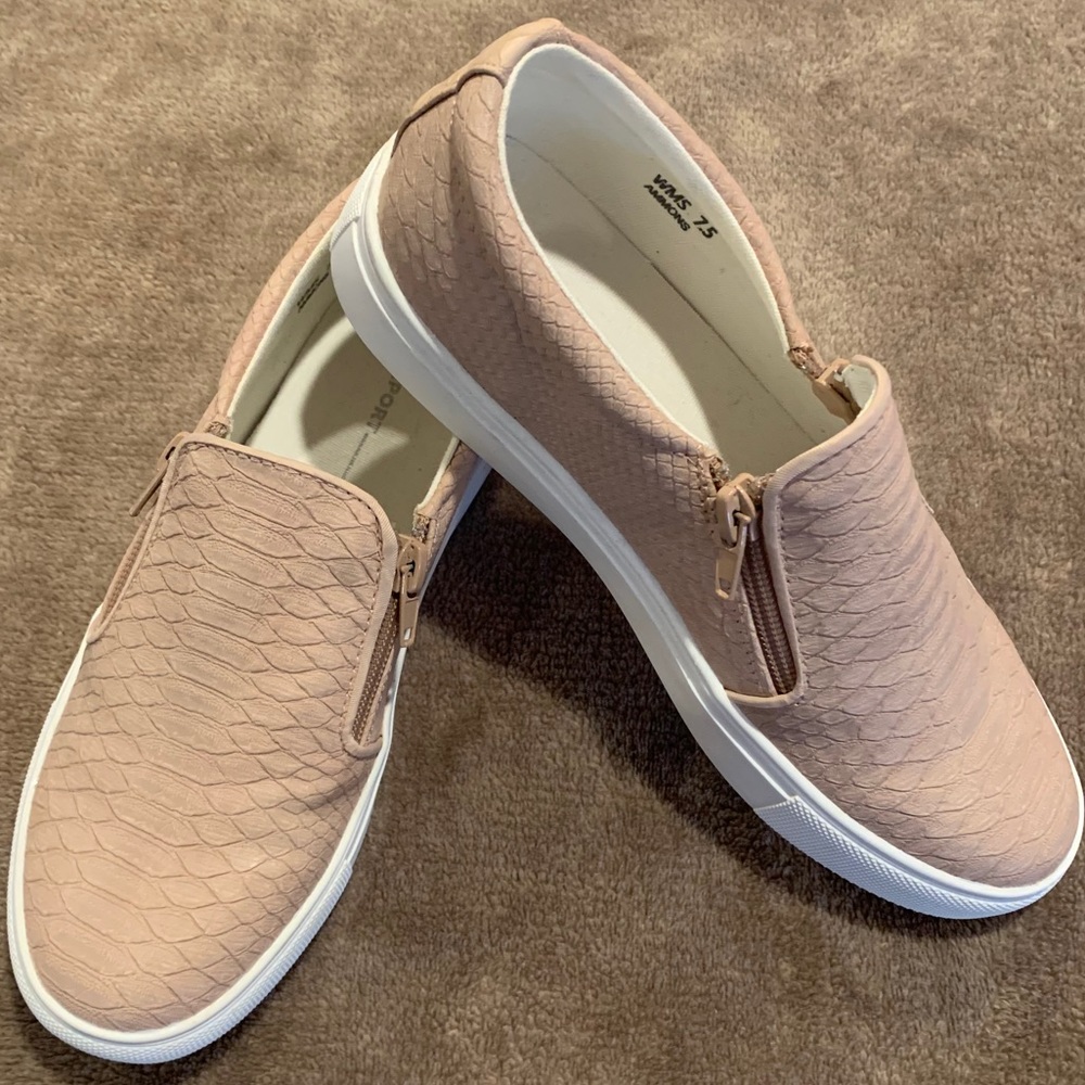Report Tennis Shoes